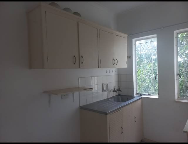 1 BEDROOM FLAT TO LET IN ESSENWOOD